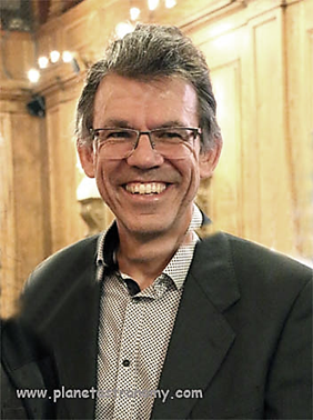 Une image contenant Visage humain, personne, sourire, habits
Description générée automatiquement