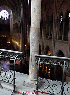 Une image contenant bâtiment, église, bougie, arche
Description générée automatiquement