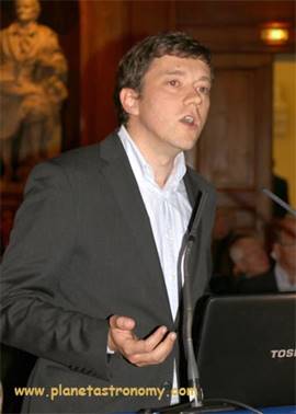 Une image contenant personne, homme, intérieur, mur
Description générée automatiquement