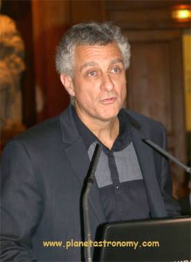 Une image contenant personne, homme, intérieur, mur
Description générée automatiquement