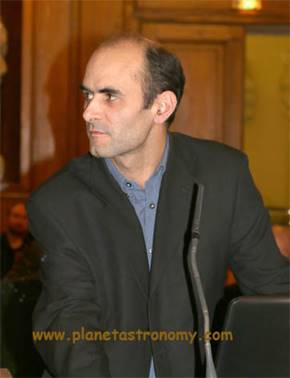 Une image contenant personne, homme, mur, intérieur
Description générée automatiquement