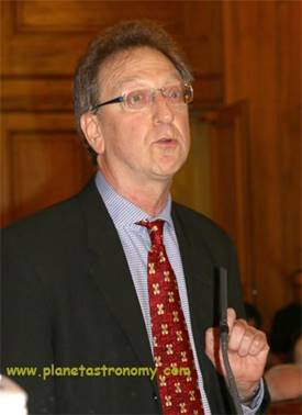 Une image contenant personne, homme, mur, cravate
Description générée automatiquement