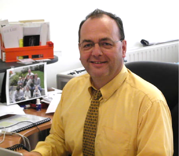 Une image contenant personne, intérieur, mur, homme
Description générée automatiquement