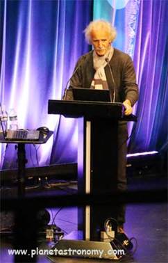 Une image contenant rideau, intérieur, personne, stade
Description générée automatiquement