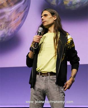 Une image contenant personne, debout, tenant, extérieur
Description générée automatiquement