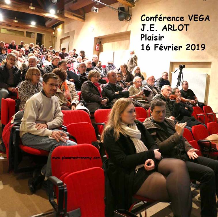 Une image contenant personne, intérieur, plafond, assis
Description générée automatiquement