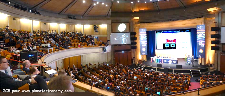 Une image contenant plafond, intérieur, mur, scène
Description générée automatiquement