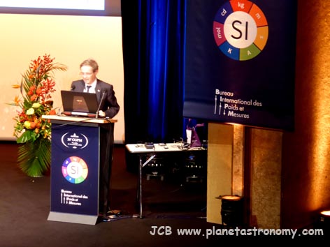 Une image contenant intérieur, mur, ordinateur, table
Description générée automatiquement