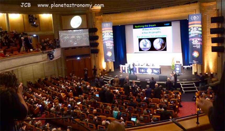 Une image contenant intérieur, plafond, personne
Description générée automatiquement