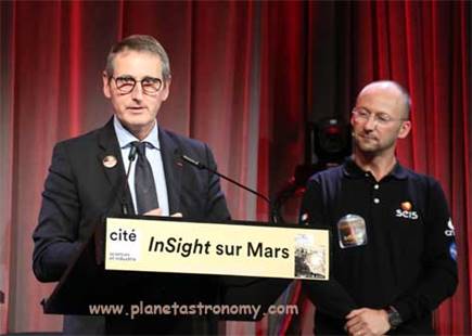 Une image contenant personne, rideau, intérieur, homme
Description générée automatiquement