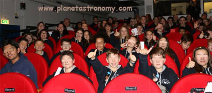 Une image contenant personne, photo, rouge, gens
Description générée automatiquement