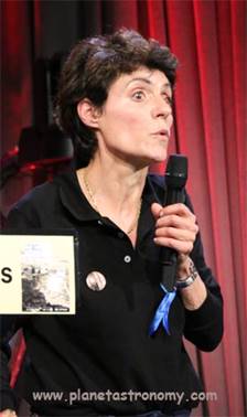 Une image contenant personne, tenant, intérieur, téléphone mobile
Description générée automatiquement