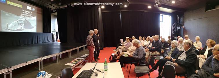 Une image contenant intérieur, plafond, table, personne
Description générée automatiquement