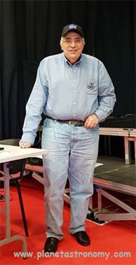 Une image contenant plancher, personne, intérieur, table
Description générée automatiquement