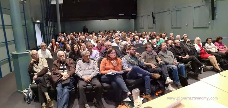 Une image contenant personne, intérieur, mur, scène
Description générée automatiquement