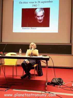 Une image contenant intérieur, mur, plancher, assis
Description générée automatiquement