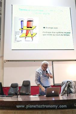 Une image contenant intérieur, mur, table, homme
Description générée automatiquement