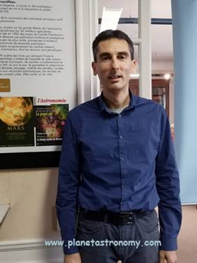 Une image contenant personne, homme, intérieur, debout
Description générée automatiquement