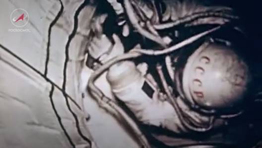 Une image contenant assis, jeune, homme, pose

Description g�n�r�e automatiquement