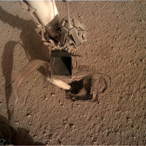 Une image contenant b�timent, brique, assis, homme

Description g�n�r�e automatiquement