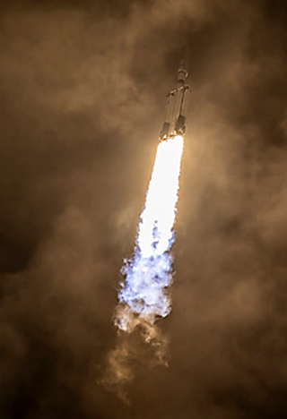 Une image contenant transport, fuse, missile, engin spatial

Description gnre automatiquement