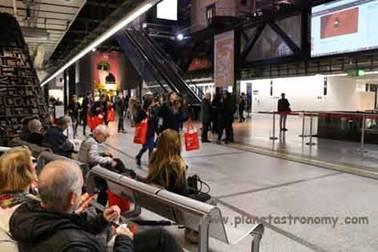 Une image contenant b�timent, personne, int�rieur, gens

Description g�n�r�e automatiquement