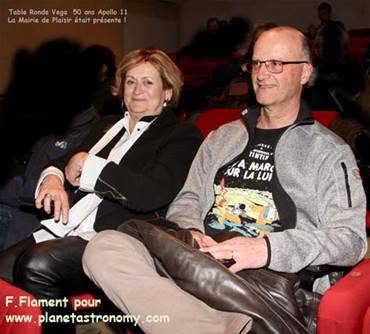 Une image contenant personne, assis, intrieur, mur

Description gnre automatiquement