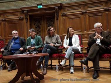 Une image contenant personne, intrieur, plancher, table

Description gnre automatiquement