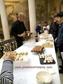 Une image contenant table, personne, intrieur, alimentation

Description gnre automatiquement