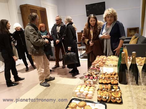 Une image contenant personne, intrieur, mur, table

Description gnre automatiquement