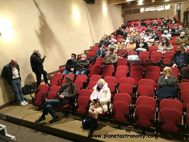 Une image contenant int�rieur, personne, hall, auditorium

Description g�n�r�e automatiquement