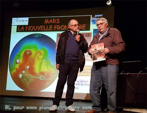 Une image contenant texte, debout, �quipement �lectronique, afficher

Description g�n�r�e automatiquement