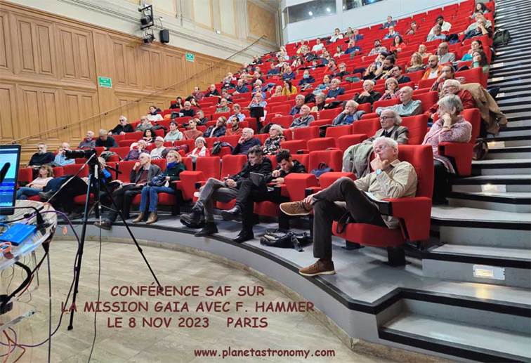 Une image contenant habits, texte, personne, auditorium

Description gnre automatiquement
