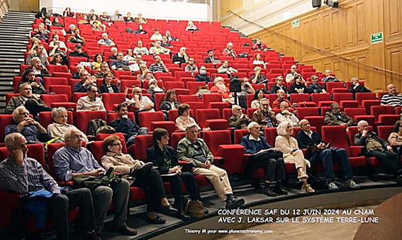 Une image contenant habits, personne, auditorium, bâtiment
Description générée automatiquement
