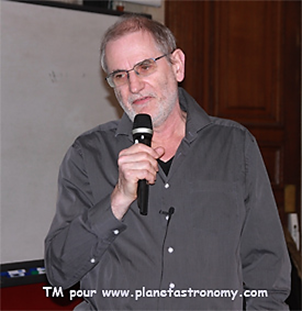 Une image contenant Visage humain, personne, habits, microphone
Description générée automatiquement