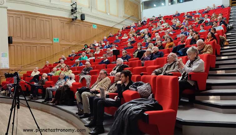 Une image contenant habits, intrieur, btiment, auditorium

Description gnre automatiquement