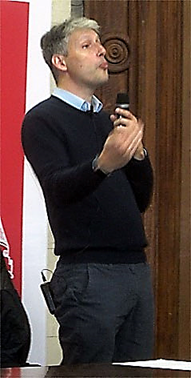 Une image contenant habits, personne, Visage humain, microphone

Description gnre automatiquement