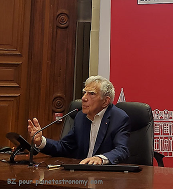 Une image contenant Visage humain, microphone, habits, Porte-parole
Le contenu généré par l’IA peut être incorrect.